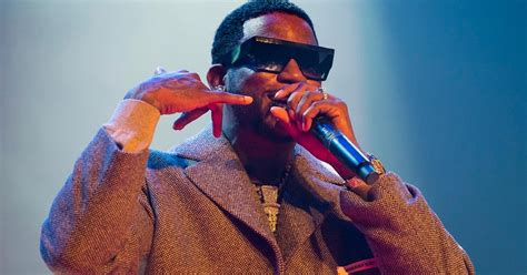 Gucci Mane 展示  萬美元鑲鑽牙齒瓷貼片 